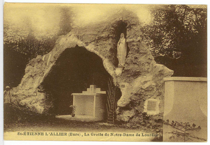 Saint-Etienne-l'Allier. La Grotte de Notre-Dame de Lourdes.