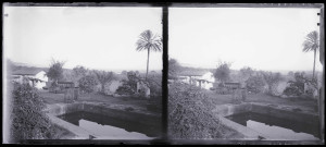 Noria et bassin dans le jardin d'une habitation.