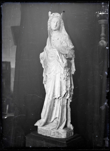 Statue de Vierge à l'enfant en calcaire, dite Vierge de Lisors, de l'église Saint-Martin de Lisors (Eure, France).