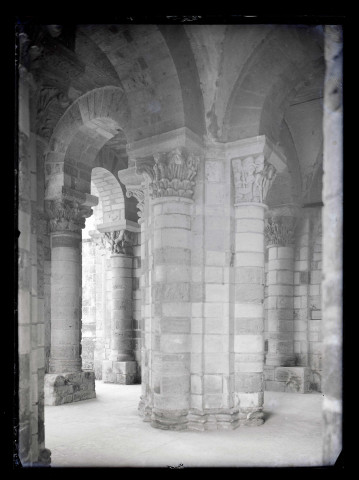 Piliers et colonnes de l'intérieur du porche occidental de l'église Saint-Benoit de Saint-Benoit-sur-Loire (Loiret).