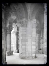 Piliers et colonnes de l'intérieur du porche occidental de l'église Saint-Benoit de Saint-Benoit-sur-Loire (Loiret).