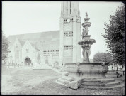 Église bretonne et fontaine ornementée.