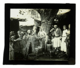 Hommes et enfants autour d'un puits.