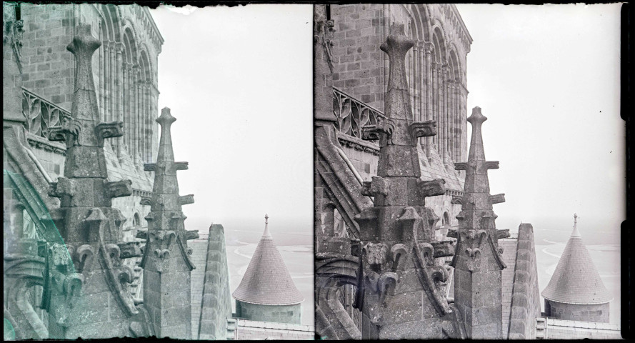Détail des pinacles de l'église abbatiale avec vue sur la baie du Mont-Saint-Michel (Manche).