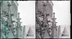 Détail des pinacles de l'église abbatiale avec vue sur la baie du Mont-Saint-Michel (Manche).