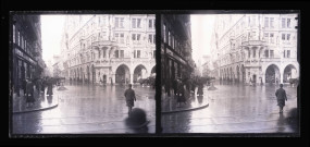 Rue animée d'une grande ville.