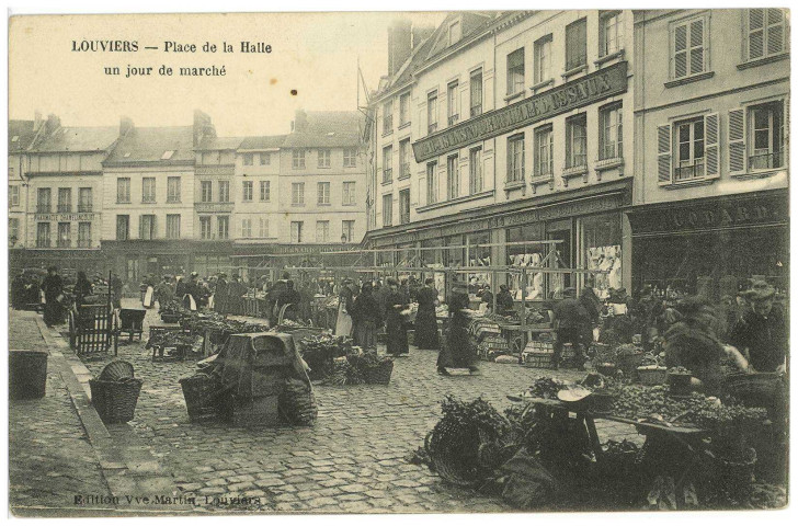 Louviers-Ville. Place de la Halle un jour du Marché.