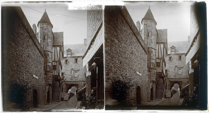 Façade et tourelle sur la rue au Mont-Saint-Michel (Manche).