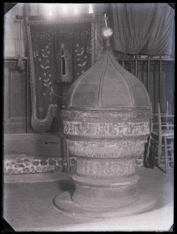 Église de Drucourt (Eure), fonts baptismaux.