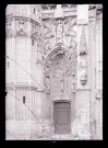Portail ouest sud de l'ancienne abbaye de Saint-Riquier (Somme) représentant le couronnement de la Vierge.