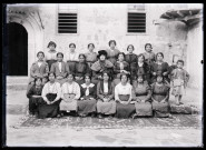 Mme Taillardat, femme du gouverneur de Kozan (Sis) (Turquie), avec un groupe de jeunes femmes dans la cour d'une demeure chrétienne à Antioche (Turquie) (notice PA).