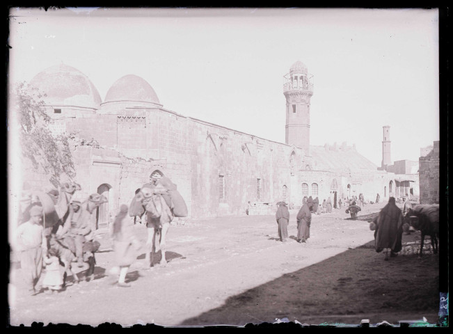 Vue d'une rue animée proche de la mosquée de Turush à Alep (Syrie).