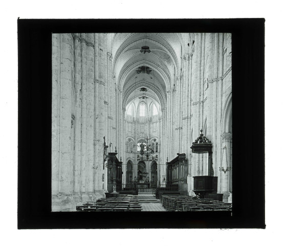 Nef et choeur de l'église abbatiale de Saint-Germer-de-Fly (Oise).