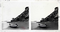Femme à bord d'une barque échouée sur le sable près de la chapelle Saint-Aubert au Mont-Saint-Michel (Manche).