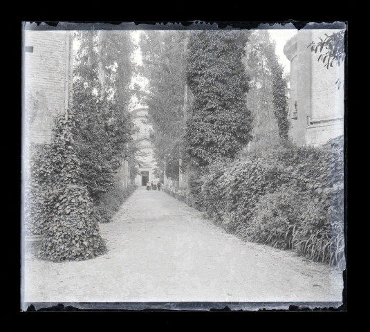 Allée d'un jardin public italien.