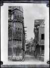 Côté nord de l'église Notre-Dame et Grande rue de Caudebec-en-Caux (Seine-Maritime).