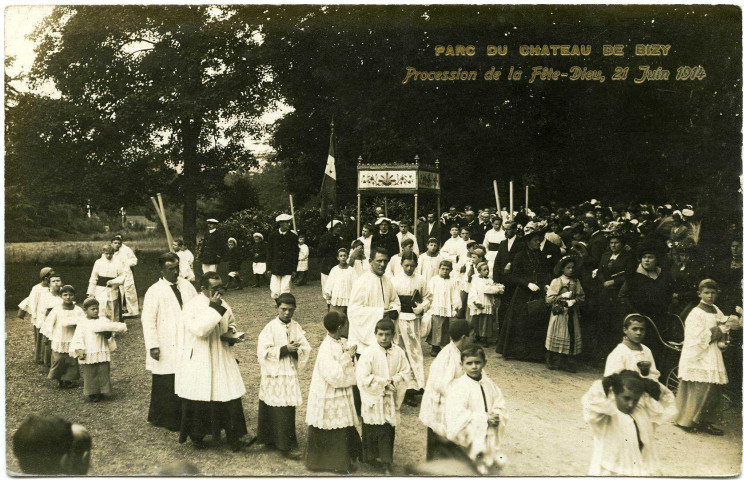Vernon-Ville. Bizy. - Parc du château de Bizy. - Procession de la Fête-Dieu, 21 juin 1914.