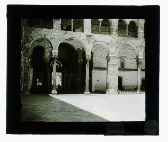 Cour intérieure d'une mosquée.
