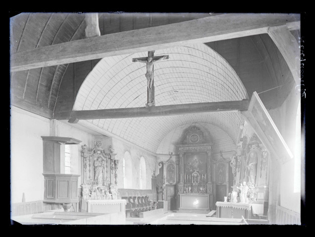 Intérieur de l'église d'Heugueville-sur-Sienne (Manche).