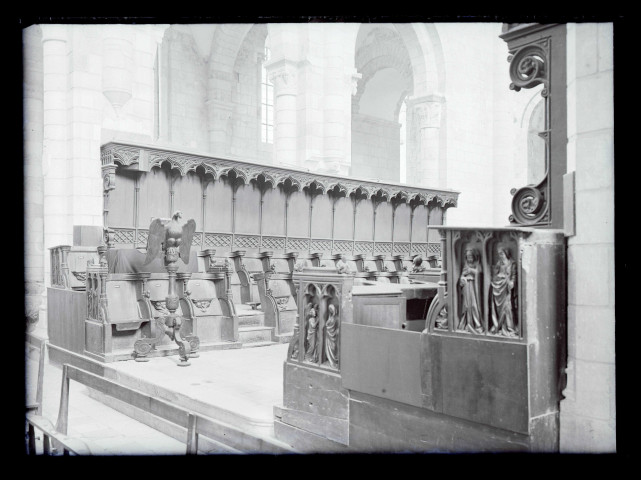 Aigle lutrin et stalles de l'église Saint-Benoit de Saint-Benoit-sur-Loire (Loiret).