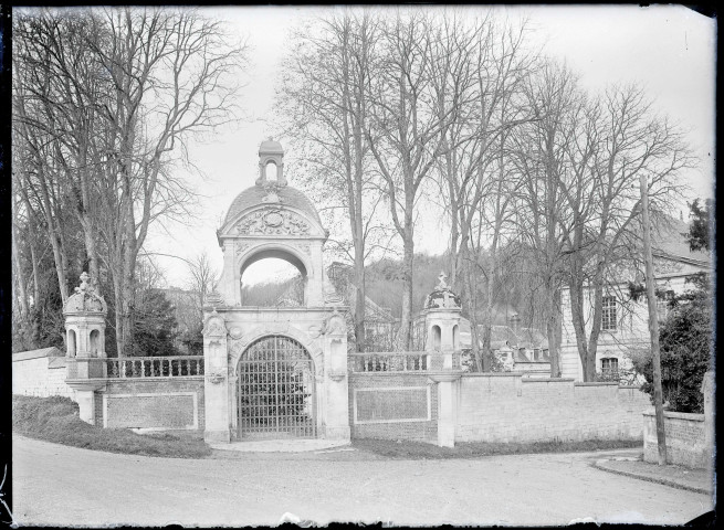 Porte Fontenelle de l'abbaye Notre-Dame de Fontenelle de Saint-Wandrille-Rançon (Seine-Maritime).