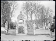 Porte Fontenelle de l'abbaye Notre-Dame de Fontenelle de Saint-Wandrille-Rançon (Seine-Maritime).