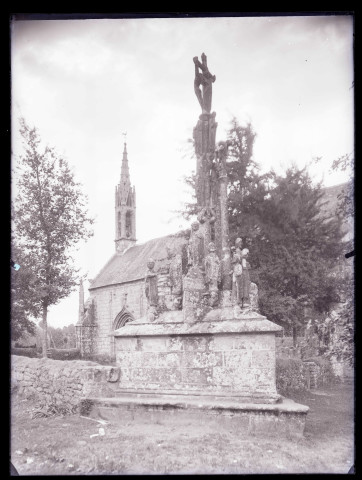 Calvaire breton et Chapelle de Quilinen (Finistère).