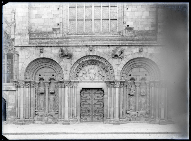 Portail d'église bretonne.