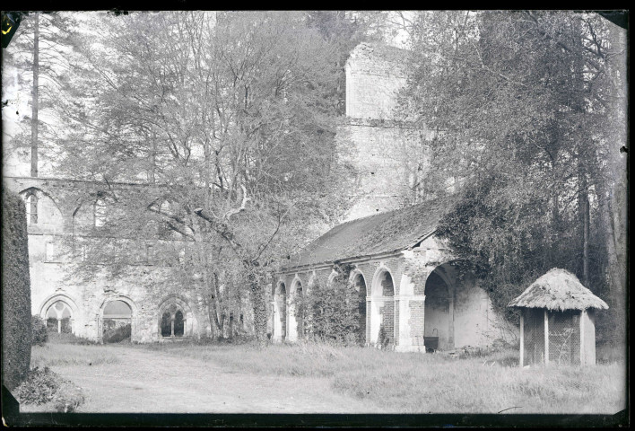 Ruines et vestiges de l'ancienne abbaye de Mortemer de Lisors (Eure).
