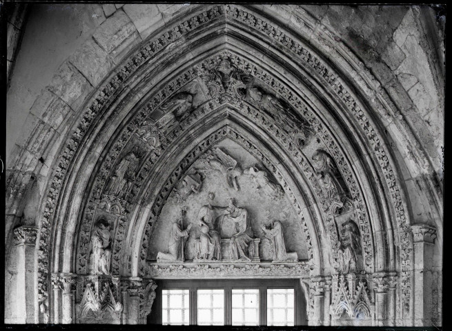 Tympan du portail de la galerie sud du cloître de l'abbaye Notre-Dame de Fontenelle de Saint-Wandrille-Rançon (Seine-Maritime) représentant le couronnement de la Vierge.