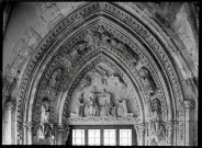 Tympan du portail de la galerie sud du cloître de l'abbaye Notre-Dame de Fontenelle de Saint-Wandrille-Rançon (Seine-Maritime) représentant le couronnement de la Vierge.