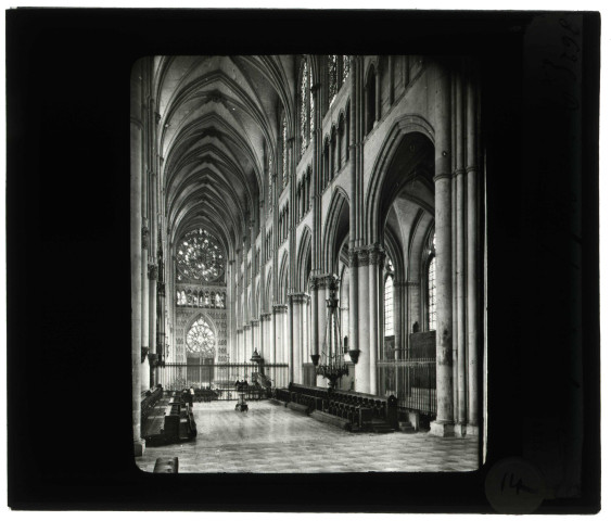 Cathédrale Notre-Dame de Reims (Marne), nef vue vers l'ouest.