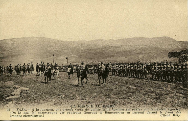 TAZA - A la jonction, une grande revue de quinze mille hommes fut passée par le Général Lyautey. (On le voit ici accompagné des Généraux Gouraud et Baumgarien en passant devant le front des troupes victorieuses.)