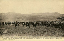 TAZA - A la jonction, une grande revue de quinze mille hommes fut passée par le Général Lyautey. (On le voit ici accompagné des Généraux Gouraud et Baumgarien en passant devant le front des troupes victorieuses.)