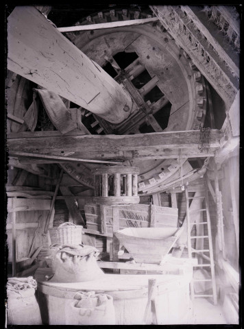 Mécanisme intérieur du moulin à vent de Coquelle (Pas-de-Calais).