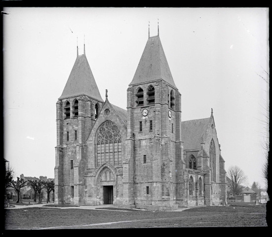 Vue générale de la Collégiale Notre-Dame d'Écouis (Eure).