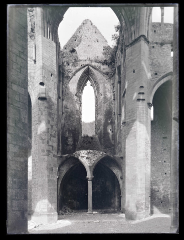 Ruines et vestiges d'église.