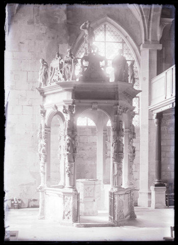 Fonts baptismaux de l'église de Magny-en-Vexin (Val-d'Oise).