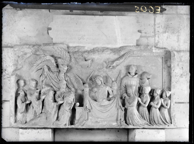 Bas-relief de l'église d'Écos (Eure).