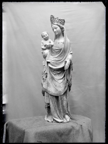 Statue de Vierge à l'enfant en calcaire polychrome de l'église Saint-Martin de Saussay-la-Campagne (Eure, France).