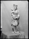 Statue de Vierge à l'enfant en calcaire polychrome de l'église Saint-Martin de Saussay-la-Campagne (Eure, France).