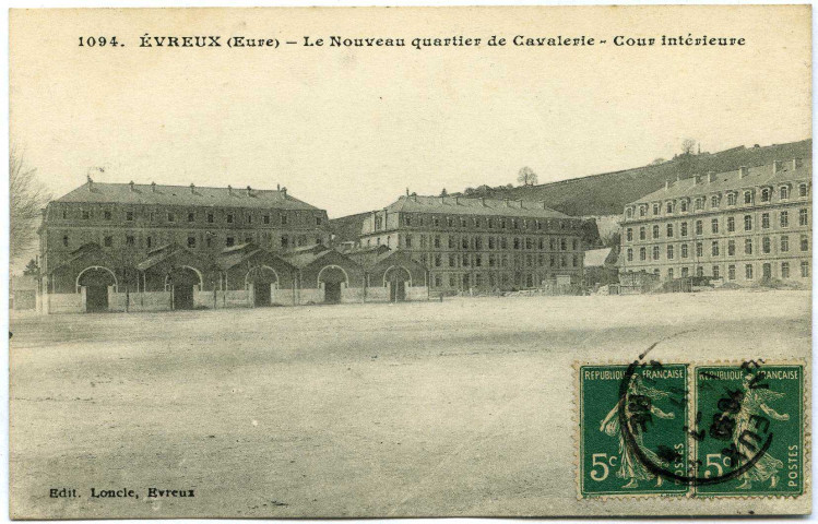 Evreux-Ville. Le Nouveau quartier de Cavalerie-Cour intérieure.