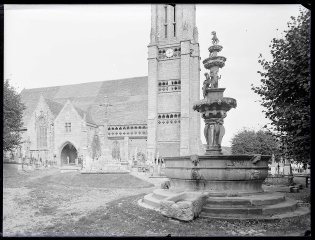 Fontaine ornementée d'église bretonne.