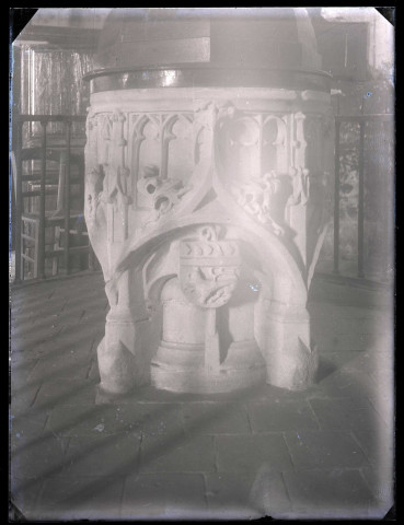 Église de Sébécourt (Eure), fonts baptismaux.