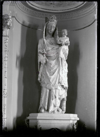 Statue de Vierge à l'enfant de l'église de Venables (Eure). Pierre hauteur 1,50m, oiseau en plâtre.