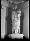 Statue de Vierge à l'enfant de l'église de Venables (Eure). Pierre hauteur 1,50m, oiseau en plâtre.