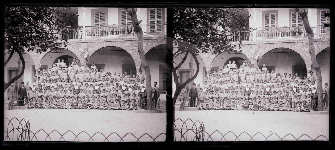 Groupe d'enfants et religieuses posant pour une photographie de classe à l'orphelinat Saint-Joseph de Beyrouth (Liban).