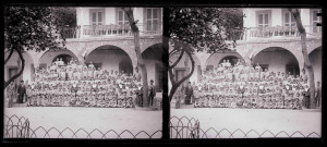 Groupe d'enfants et religieuses posant pour une photographie de classe à l'orphelinat Saint-Joseph de Beyrouth (Liban).