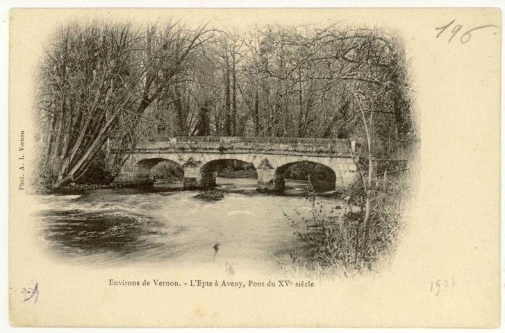 Dampsmesnil. Aveny L'Epte à Aveny, Pont du XVe siècle.
