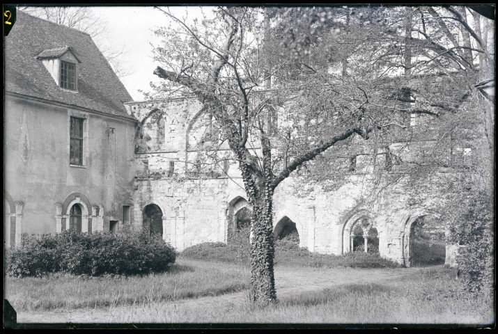 Ruines et vestiges de l'ancienne abbaye de Mortemer de Lisors (Eure).
